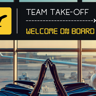 Sitzgelegenheiten in einer Wartehalle am Flughafen vor einem Panoramafenster, das Abendsonne und ein Flugzeug zeigt. Vor dem Fenster hängt eine Abflugtafel mit dem Titel "Team Take-Off, Welcome on board".