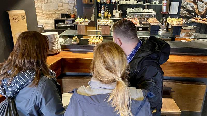 In einer baskischen Taverne Barcelona Food Tour & Geschichtsspaziergang