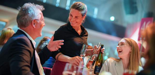 Bester Service und Unterhaltung auf höchstem Niveau: Scharlatans Kellnerprogramm Komische Kellner "Kolleg*in kommt gleich"