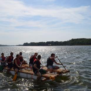 Teamevent Floßbau und -fahrt