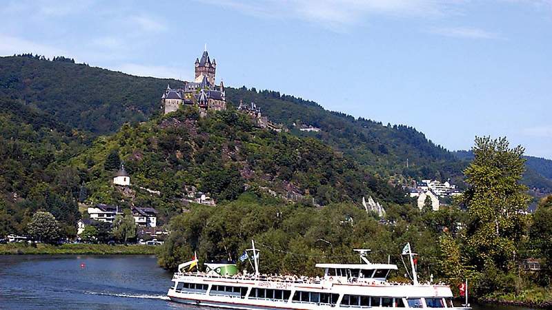 Schiffs und Planwagenfahrt an der Mosel Treis