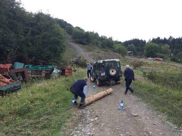 Offroad Teambuilding - Baumstamm ziehen