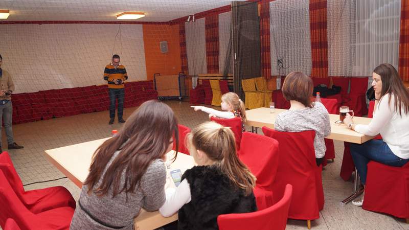 Indoor-Helikopter-Fliegen in der Rhön