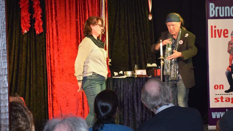 Moderne Comedy-Zaubershow mit Bruno Ehm
