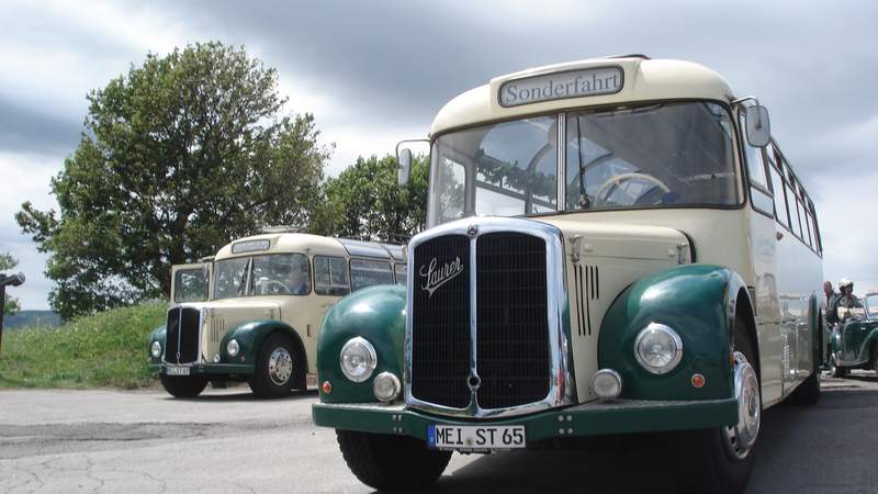 Nostalgische Weinprobe im Oldtimerbus