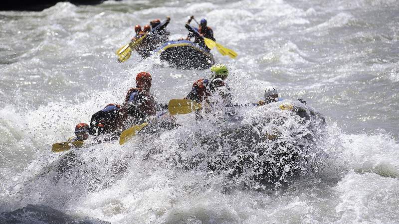 Wildwasser Rafting in den Bergen