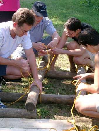 Teamwork & Spaß beim Floßbau im Allgäu