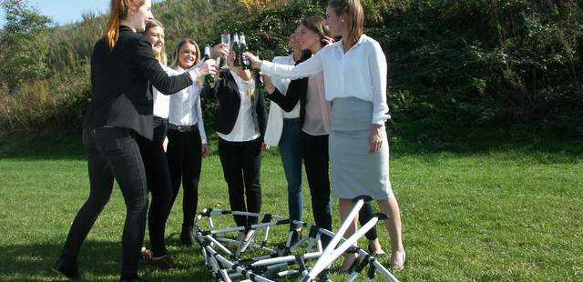 Kanubau und -tour als Team-Event Mehrere Personen arbeiten an einem Kanu