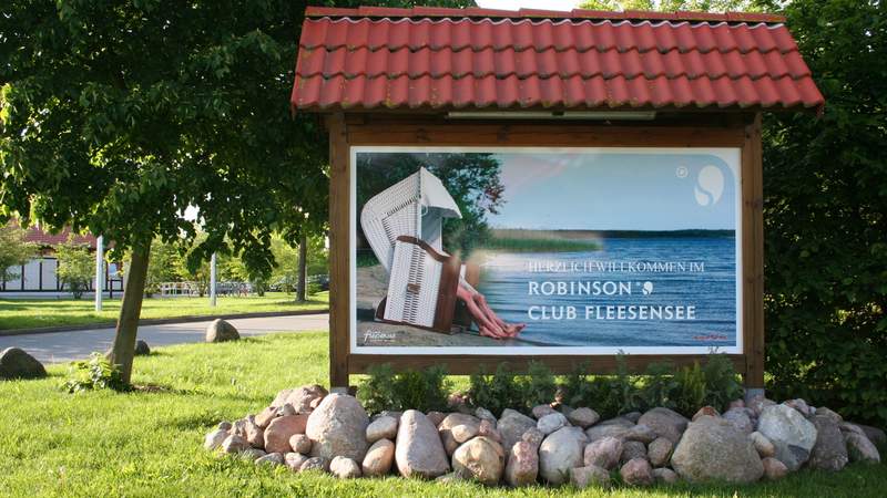 ROBINSON CLUB FLEESENSEE Herzlich Willkommen Schild an der Einfahrt zum ROBINSON CLUB FLEESENSEE
