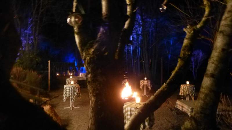 Weihnachtsfeier in einem alten Bauernhof