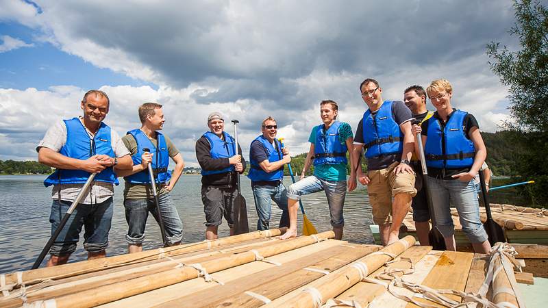 Faszination Floßbau Floßbau als Betriebsausflug oder Teambuilding