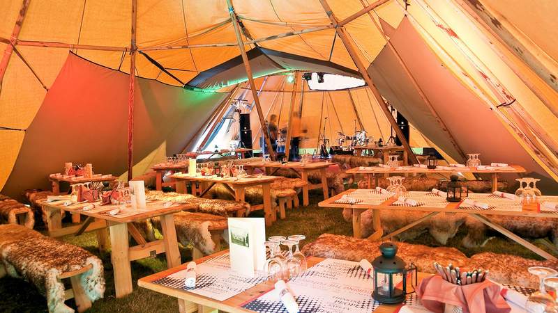 Tagen und Feiern im Tipi