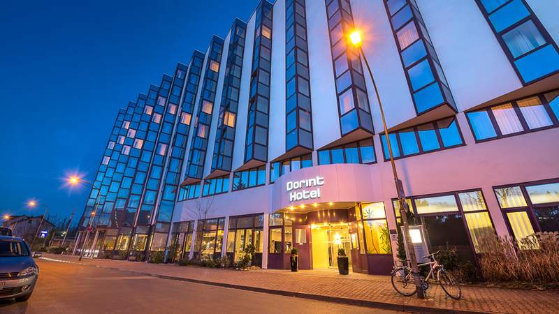 Außenansicht Nacht Dorint Hotel Frankfurt Niederrad
