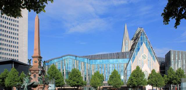 Am Augustusplatz steht das moderne Leipzig.