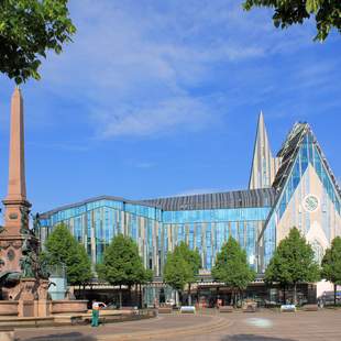 Am Augustusplatz steht das moderne Leipzig.