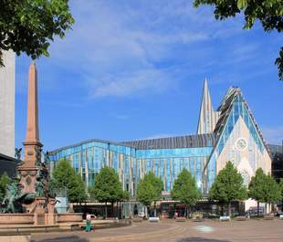 Am Augustusplatz steht das moderne Leipzig.