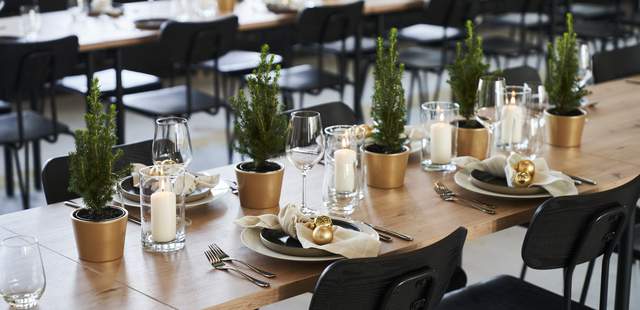 weihnachtlich dekorierter Tisch im Showdown Loft