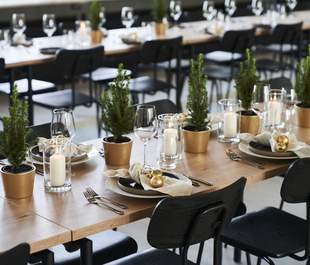 weihnachtlich dekorierter Tisch im Showdown Loft