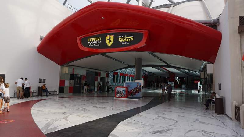 Eingangsbereich der Ferrari World Abu Dhabi