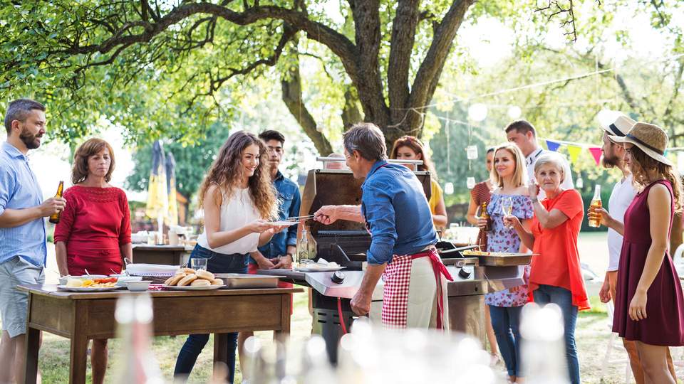 Menschen am Grill bei einem BBQ