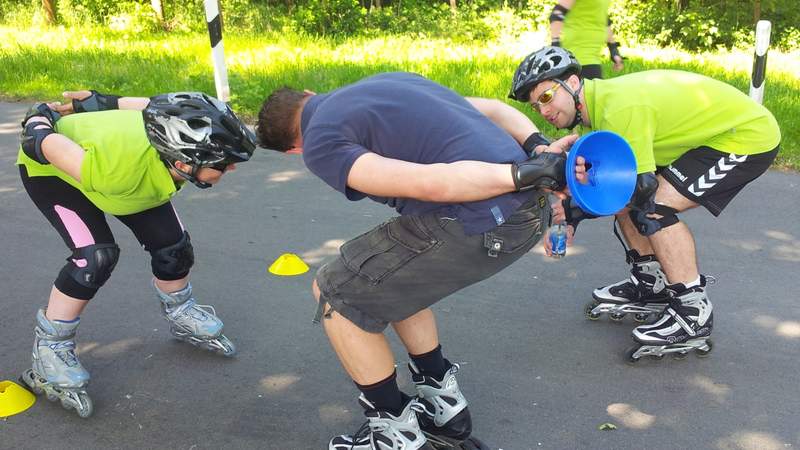 Drei Personen steht auf Roller Skates