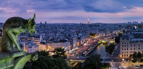 Die Stadt der Liebe bei Nacht