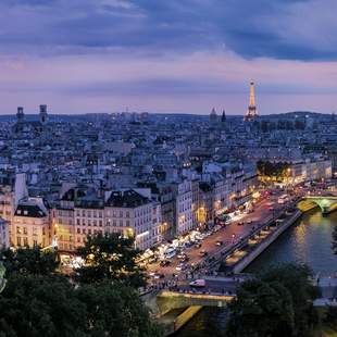 Blick auf Paris Die Stadt der Liebe bei Nacht