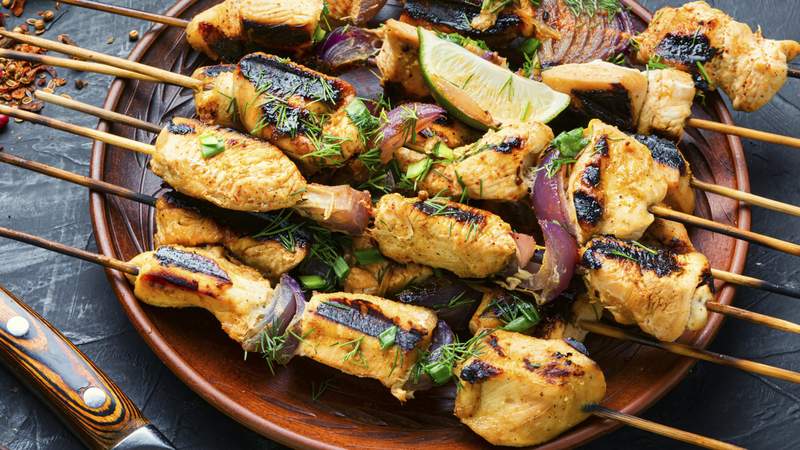 Team - Grillen als Teamevent Grillgut auf einem Teller zubereitet