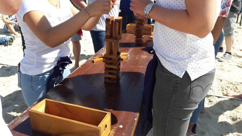 Turmbau mit mehreren Personen auf der Beach-Olympiade