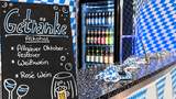Pop-up Oktoberfest für Firmen Getränkestation mit Oktoberfestbier, Wein und blau-weißer Dekoration beim Pop-up Oktoberfest für Unternehmen
