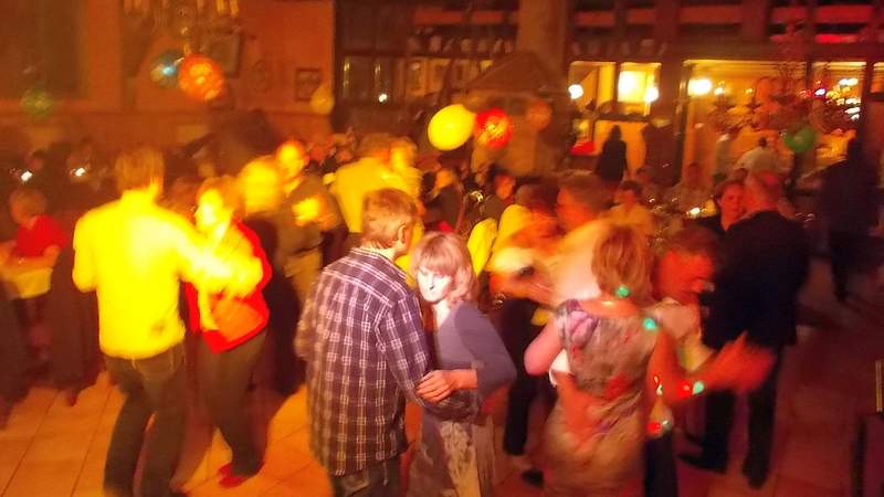 Tanzstimmung Party-DJ mit Unterhaltung nach Maß