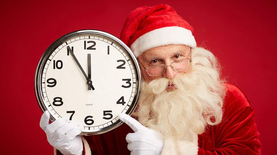Weihnachtsmann mit Uhr, die auf 5 vor zwölf steht