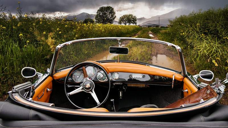 Oldtimer Cabrio auf einem Feldweg in der Natur