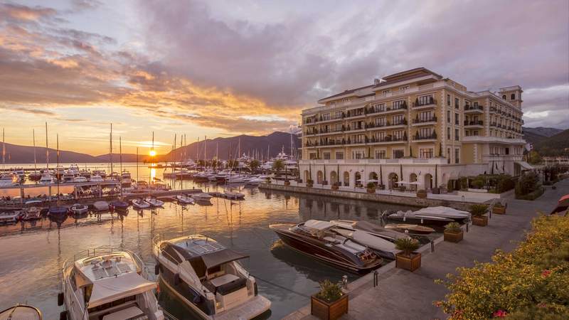 Regent Porto Montenegro bei Abenddämmerung Regent Porto Montenegro
