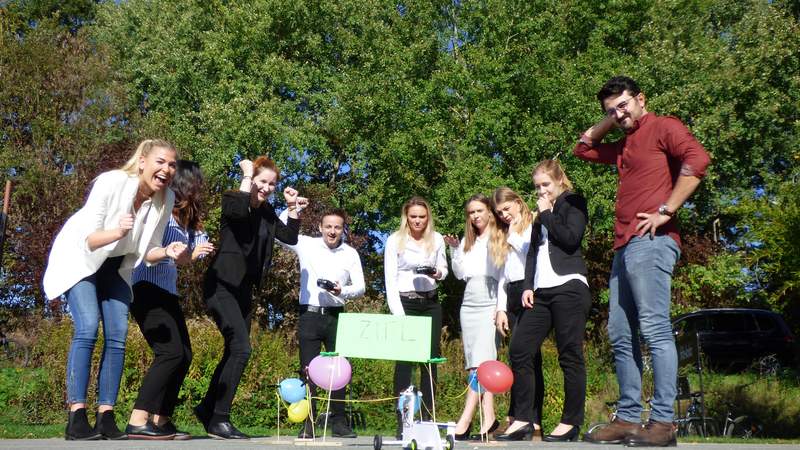 Mehrere Personen posieren für ein Schlussbild
