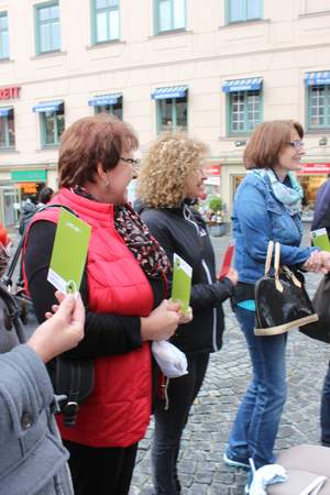 Station auf Stadtführung mit lustigen Frauen