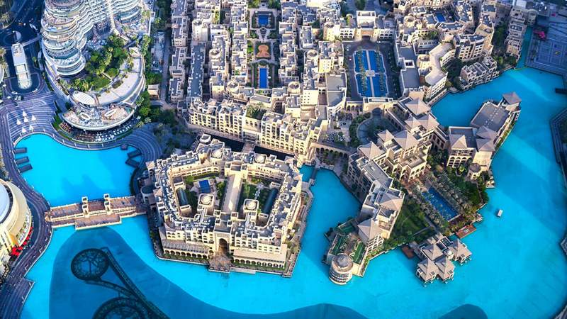 Blick auf einen Hotelkomplex in Dubai von oben