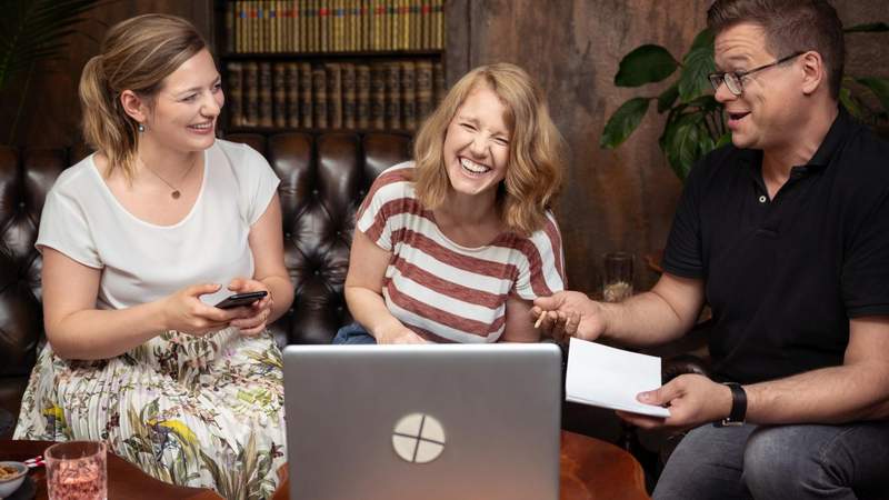 Teilnehmer ermitteln gemeinsam beim Online Krimi Spiel Online Krimi Spiel mit Live-Schauspielern