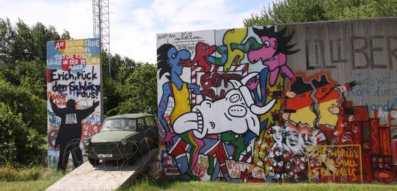 Graffiti bemaltes Stück Berliner Mauer inkl. Trabant