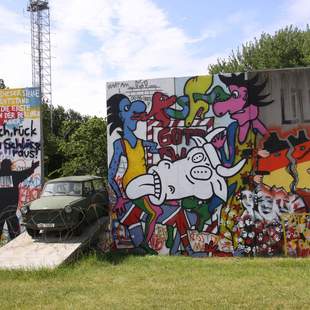 Graffiti bemaltes Stück Berliner Mauer inkl. Trabant