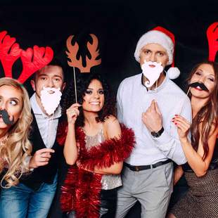 Menschen mit Verkleidung bei einer Weihnachtsfeier - lustig