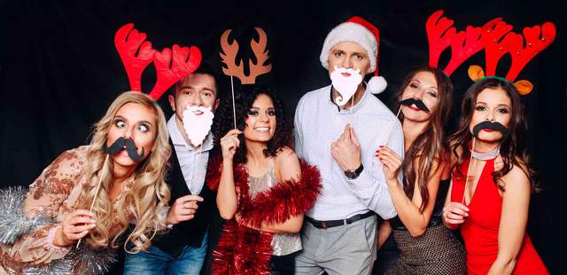 Weihnachtsfeier Menschen mit Verkleidung bei einer Weihnachtsfeier - lustig