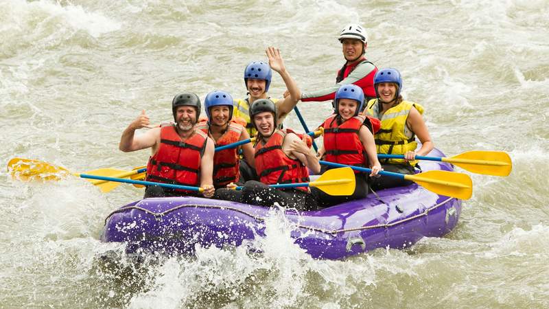 Rafting Tour Menschen mit Paddel in Schlauchboot