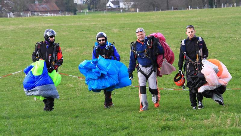 vier Personen am Boden nach dem Sprung