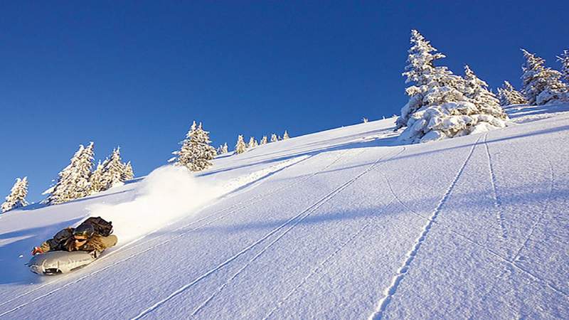 Airboarden in der Allgäuer Winterlandschaft Schneeschuhwanderung mit Airboard Rodeln