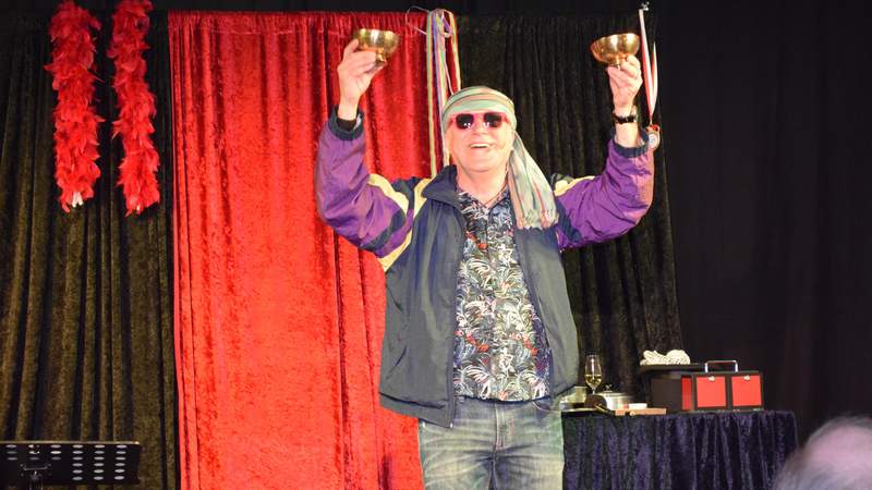 Moderne Comedy-Zaubershow mit Bruno Ehm