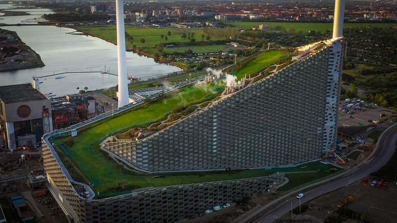 Grüne Skipiste auf einem Industriegebäude in Kopenhagen