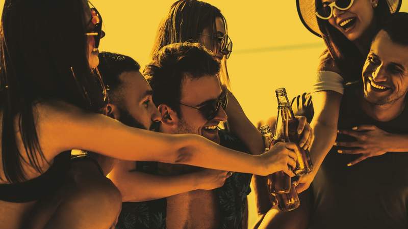 Partywochenende mit Beachparty am Meer Partywochenende mit Beachparty am Meer