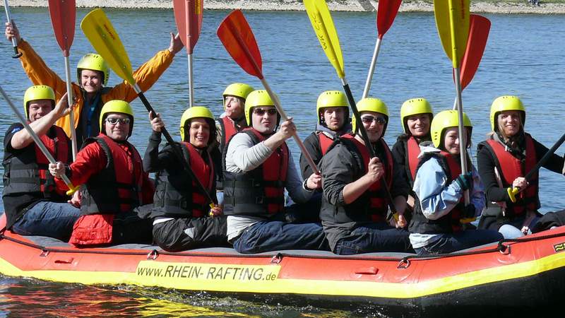 Schlauchboottour auf dem Rhein bei Düsseldorf