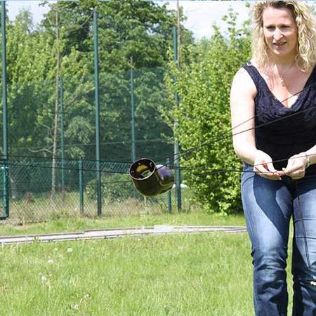 Eine Person versucht sich an dem Spiel "Flottes Rohr"